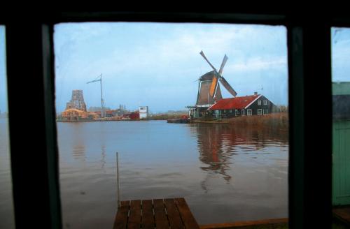 Fotografia de Lester Paredes - Galeria Fotografica: Holanda - Foto: El Molino a traves de la ventana