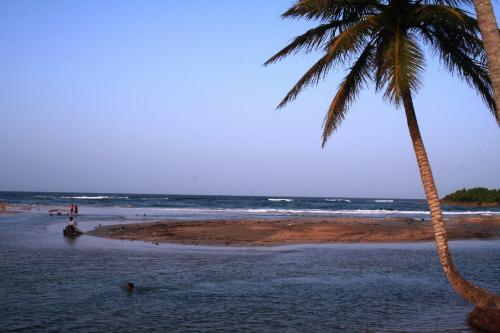 Fotografia de Marciel Frias - Galeria Fotografica: Algunos paisajes de mi pas - Foto: Rio y mar unidos