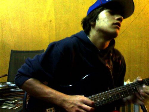 Fotografia de Andresito - Galeria Fotografica: Sesion musical - Foto: Yo tocando 2