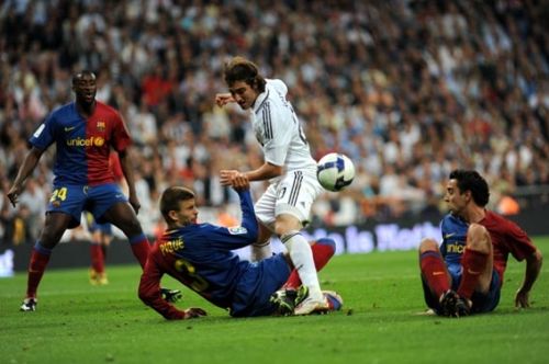 Fotografia de PhotosGeni - Galeria Fotografica: Real Madrid-Barcelona 2-5-2009 - Foto: HIGUAIN