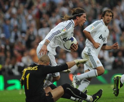 Fotografia de PhotosGeni - Galeria Fotografica: Real Madrid-Barcelona 2-5-2009 - Foto: SERGIO RAMOS