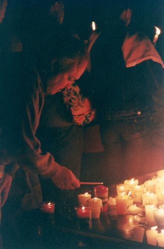 Fotografia de Javier De Len - Galeria Fotografica: Ac hay una muestra de diferentes tipos de fotografas que he hecho... - Foto: Encendiendo una vela en Esquipulas, Guatemala