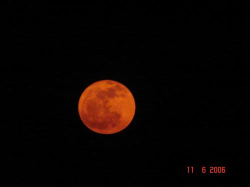 Fotografia de ALFREDO VELASCO - Galeria Fotografica: observando el cielo - Foto: luna al rojo