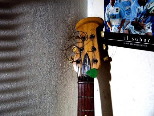 Fotografia de fotocorus - Galeria Fotografica: Variedades - Foto: El descanso de la guitarra.