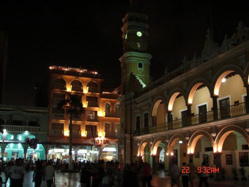 Fotografia de ALFREDO VELASCO - Galeria Fotografica: Rostro de los edificios - Foto: Edificio nocturno I