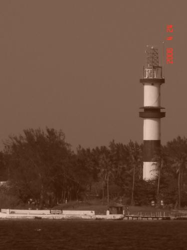 Fotografia de ALFREDO VELASCO - Galeria Fotografica: Rostro de los edificios - Foto: En la playa III