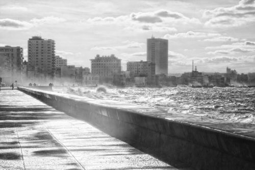 Fotografia de Inda - Galeria Fotografica: Malec�n - Foto: Bajo el viento y el mar