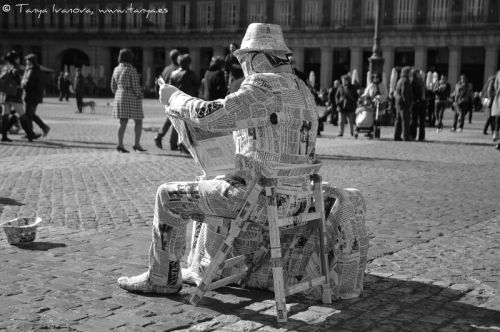 Fotografia de Tanya - Galeria Fotografica: Artistas callejeros de Madrid - Foto: El hombre de papel