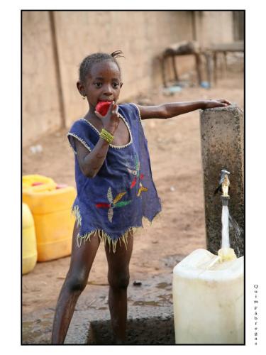 Fotografia de quim fotograf - Galeria Fotografica: Una visi�n de �frica - Foto: La ni�a y el agua