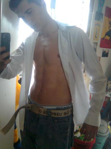 Fotografia de jorge - Galeria Fotografica: MIS PRIMERAS FOTOS - Foto: En mi cuarto pero con la camisa