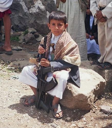 Fotografia de Jordi - Galeria Fotografica: YEMEN - Foto: nio yemeni con metralleta