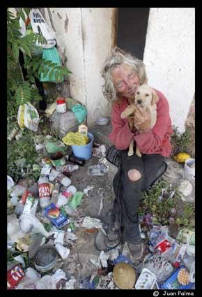 Fotografia de Juan Palma - Galeria Fotografica: Fotoperiodismo - Foto: Sola con mi perrito