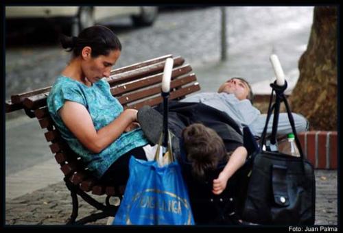 Fotografia de Juan Palma - Galeria Fotografica: Fotoperiodismo - Foto: Familia sin techo