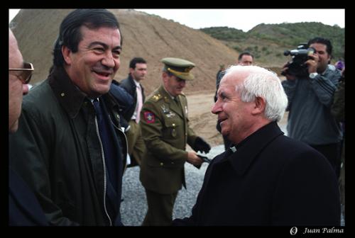 Fotografia de Juan Palma - Galeria Fotografica: Fotoperiodismo - Foto: Politicos, ejercito e Iglesia,  Socorro!