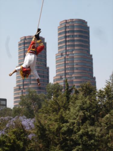 Fotografia de bazook - Galeria Fotografica: RONDANDO POR LA CD. DE MEX. - Foto: VOLADOR DE PAPANTLA VER.MEX.