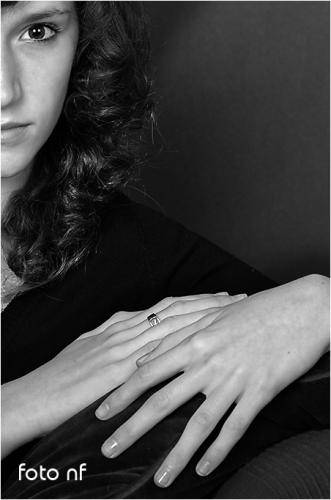 Fotografia de Estudio de Fotografa NF - Galeria Fotografica: FOTOGRAFA PROFESIONAL - Foto: Las largas manos de Isabel