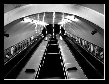 Fotografías mas votadas » Autor: Hugovl - Galería: Jugando con el blanco y negro - Fotografía: Metro de Londres