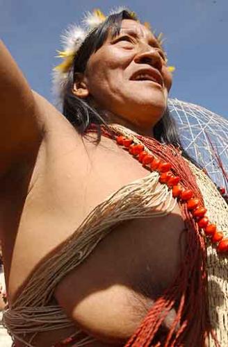 Fotografia de Fredy Constante - Galeria Fotografica: HUAORANIS EN LA CIUDAD - Foto: HUAORANI EN LA CIUDAD