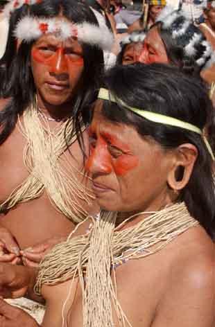 Fotografia de Fredy Constante - Galeria Fotografica: HUAORANIS EN LA CIUDAD - Foto: HUAORANI EN LA CIUDAD