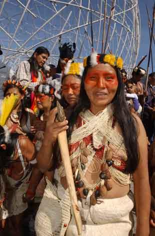 Fotografia de Fredy Constante - Galeria Fotografica: HUAORANIS EN LA CIUDAD - Foto: HUAORANI EN LA CIUDAD