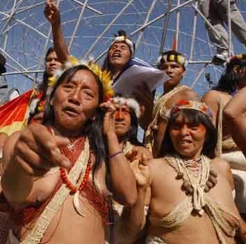 Fotografia de Fredy Constante - Galeria Fotografica: HUAORANIS EN LA CIUDAD - Foto: HUAORANI EN LA CIUDAD