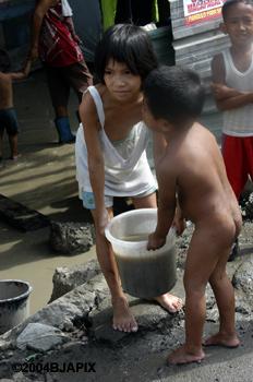 Fotografia de bjapix - Galeria Fotografica: HOPELESSNESS! - Foto: collecting water