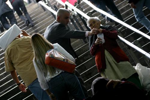 Fotografia de Alejandro Barragn - Galeria Fotografica: Los otros habitantes de mi ciudad - Foto: Limosna