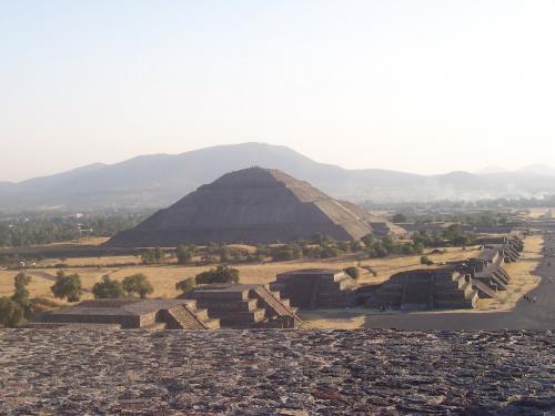 Fotografia de Juls - Galeria Fotografica: ARQUEOLOGIA MEXICANA - Foto: PIRAMIDE DEL SOL Y CALZADA DE LOS MUERTOS