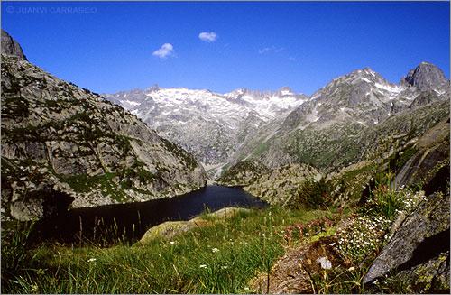 Fotografia de Juanvi Carrasco - Galeria Fotografica: Pirineos - Foto: Lago Negro y macizo de Besiberri