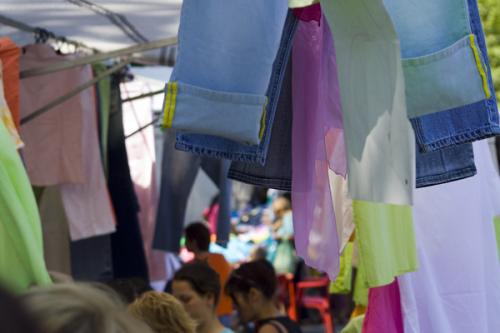 Fotografia de Sin Nombre - Galeria Fotografica: Mercado ambulante - Foto: Ropa colgando