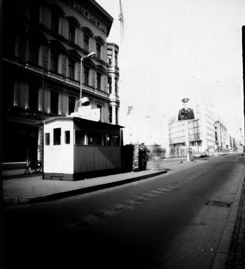 Fotografia de FOTOLATERAS - Galeria Fotografica: BERLIN. CIUDADES ENLATADAS - Foto: checkpoint charlie