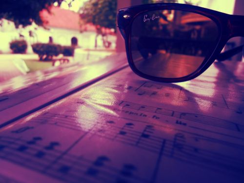 Fotografia de JeanPhotography - Galeria Fotografica: Algo De Mi Entorno  - Foto: mis gafas y mis partituras