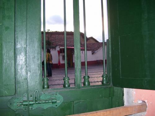 Fotografia de Pedro Alcantar - Galeria Fotografica: Desde la ventana - Foto: La tienda a traves de la ventana