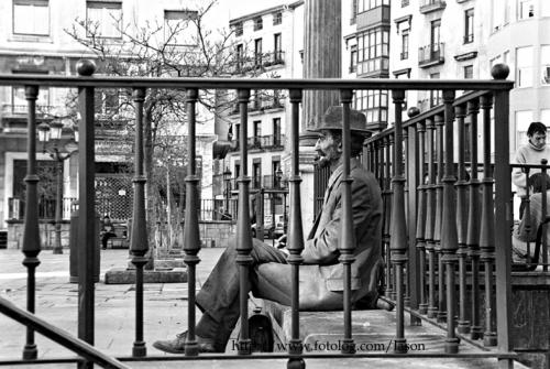 Fotografia de LA SON - Galeria Fotografica: fantasias fotograficas - Foto: hombre de gris plaza unamuno