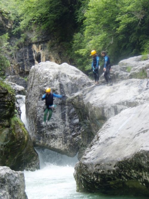 Fotografia de Martin Elorza guias de montaa - Galeria Fotografica: Descenso de barrancos - Foto: Salto en Viandico