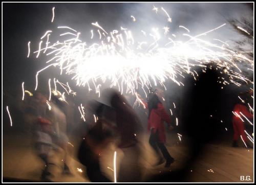 Fotografia de B.G. - Galeria Fotografica: Els Dimonis - Foto: Bailando bajo las llamas