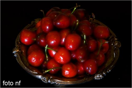 Fotografia de Estudio de Fotograf�a NF - Galeria Fotografica: Bodeg�n - Foto: cerezas y plata
