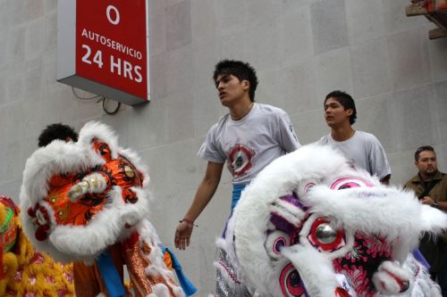 Fotografia de Guillermo Castillo Ramrez - Galeria Fotografica: Diversidad cultural, el ao nuevo chino en la ciudad de Mxico - Foto: Saludos de despedida