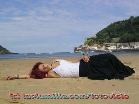 Fotografia de laplumilla - Galeria Fotografica: Modelaje: Maider y Larraitz - Foto: Larraitz, tumbada sobre la arena