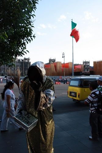 Fotografia de Guillermo Castillo Ramrez - Galeria Fotografica: Juglares urbanos en el centro de la ciudad de Mxico. - Foto: 
