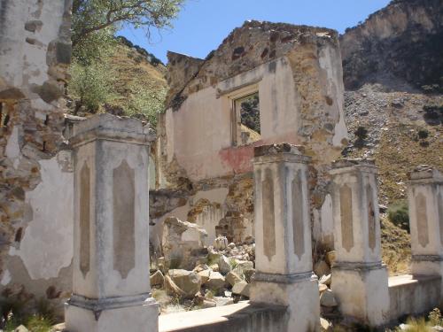 Fotografia de Estampero - Galeria Fotografica: Ruinas de metal - Foto: COLUMNAS DE HISTORIA