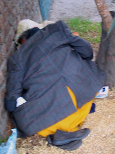 Fotografia de Sin Nombre - Galeria Fotografica: BONNI-M - Foto: LA  POBREZA  TIRADA  EN LA CALLE