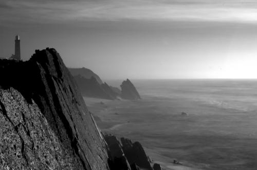 Fotografia de Jose Pinto - Galeria Fotografica: Rocas&Mar en B/N - Foto: Atras das barracas