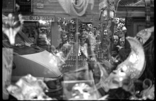 Fotografia de Sin Nombre - Galeria Fotografica: Barcelona - Foto: Entre mscaras