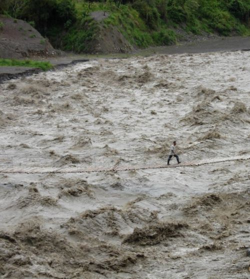 Fotografia de COMPUFOTO - Galeria Fotografica: FURIA DEL RIO - Foto: JUGANDO CON EL PELIGRO