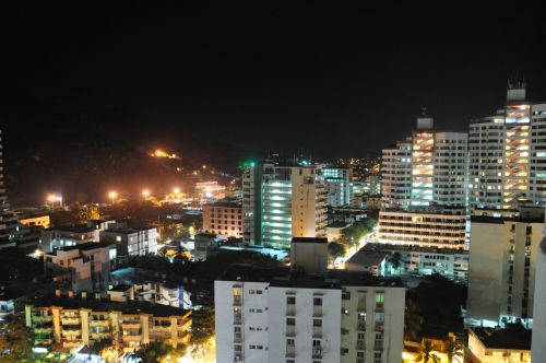 Fotografia de NELSON LEGUIZAMO - Galeria Fotografica: CIUDAD NOCTURNA - Foto: NOCHE DE BRILLO