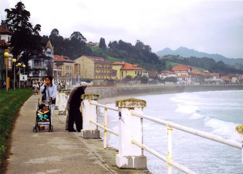 Fotografia de Pedro E. Marn Torres - Galeria Fotografica: Sara - Foto: Paseando por Ribadesella