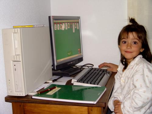 Fotografia de Pedro E. Marn Torres - Galeria Fotografica: Sara - Foto: Playing computer