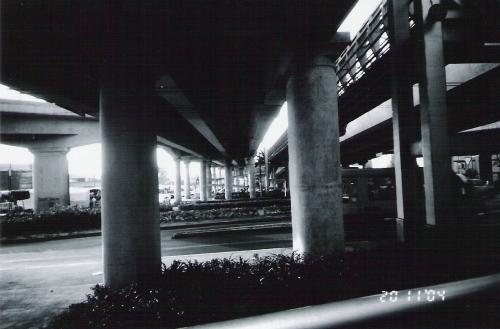 Fotografia de Sin Nombre - Galeria Fotografica: caLLEs de una ciUDad - Foto: bajo el puente