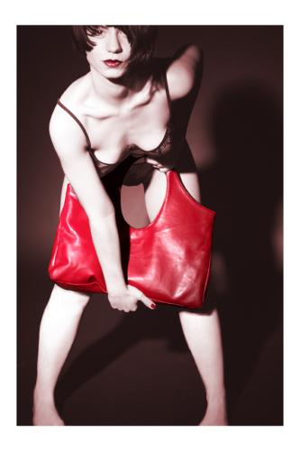 Fotografia de MISSOMMI - Galeria Fotografica: Moda - Foto: Red bag